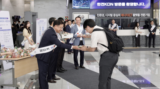 청렴 Week 시작을 알리는 출근길 사과 배부 모습. 한전KDN 제공