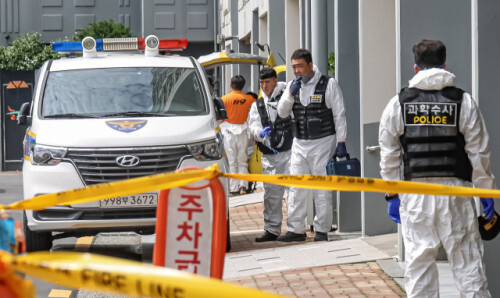 어린이 2명이 숨진 부산 기장군 한 아파트 화재 현장에서 소방당국과 경찰 등 관계 기관이 지난 3일 합동감식을 하기 위해 이동하고 있다. 김종진 기자 kjj1761@