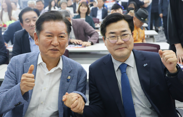 더불어민주당 최대 원외 조직이자 친명계 조직으로 꼽히는 더민주전국혁신회의가 지난달 29일 오후 청주 오스코에서 전국대회를 개최한 가운데 더불어민주당 당 대표 후보로 출마한 정청래 의원과 박찬대 의원이 행사에 참석하고 있다. 연합뉴스