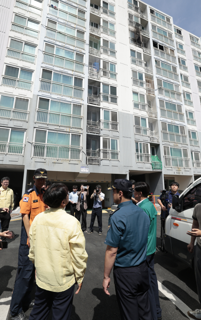 김광용 행정안전부 재난안전관리본부장이 지난 4일 오전 유치원생과 초등학생 자매가 숨진 부산 기장군 아파트 화재 현장을 찾아 관계자들과 사고 현황과 대응 방안을 점검하고 있다. 정대현 기자 jhyun@