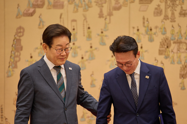 이재명 대통령이 4일 용산 대통령실에서 김민석 국무총리에게 임명장을 수여한 후 기념촬영을 준비하고 있다. 연합뉴스