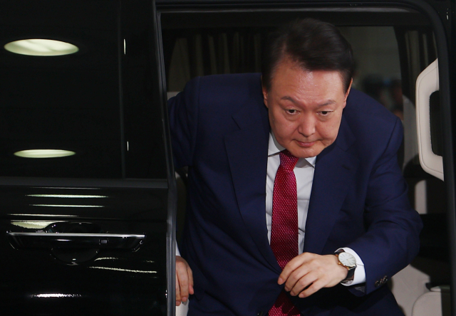 윤석열 전 대통령이 5일 내란 특검의 2차 조사를 받기 위해 조은석 특별검사팀 사무실이 있는 서울 서초구 서울고검에 출석하고 있다. 연합뉴스