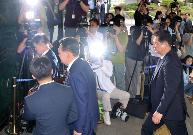 윤석열 전 대통령이 5일 내란 특검의 2차 조사를 받기 위해 조은석 특별검사팀 사무실이 있는 서울 서초구 서울고검에 출석하고 있다. 연합뉴스