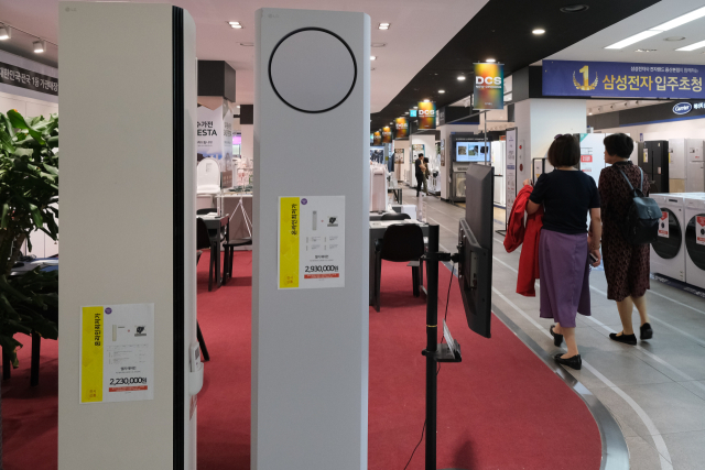 서울 시내 대형마트에서 시민들이 에어컨 및 냉방용 가전제품을 살펴보고 있다. 연합뉴스