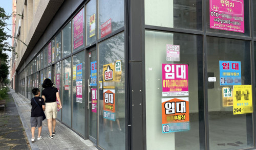 지난해 폐업 신고를 한 사업자가 사상 처음으로 100만 명을 넘어섰다. 사진은 지난해 10월 부산 강서구 명지동의 한 상가 건물에 임대 안내문이 줄지어 붙어 있는 모습. 정종회 기자 jjh@