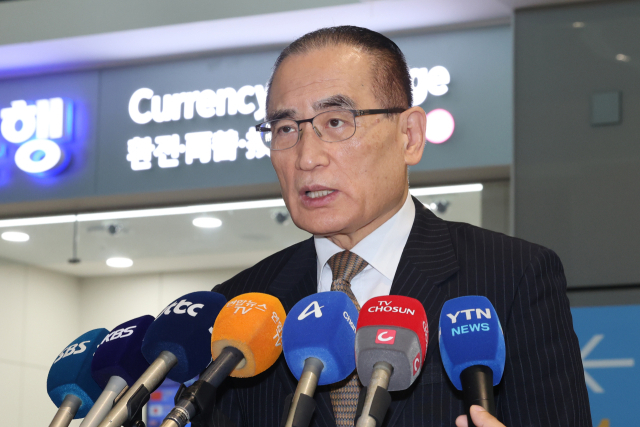 위성락 국가안보실장이 방미 일정을 위해 6일 인천국제공항을 통해 미국 워싱턴DC로 출국하기 앞서 취재진의 질문에 답하고 있다. 위 실장은 오는 8일까지 사흘간 미국 정부 고위급 인사들과 상호관세 유예기간, 한미 정상회담 등 양국 간 현안을 논의할 것으로 전망된다. 연합뉴스