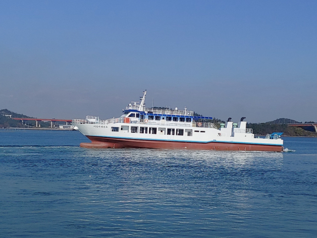 전북 군산항과 어청도(국가보조항로)를 잇는 어청카훼리호(289t급, 여객 정원 194명) 운항 모습. 해양교통안전공단(KOMSA)은 이러한 연안여객선의 실시간 운항 정보와 안전 정보를 카카오맵과 연계해 제공할 계획이다. KOMSA 제공