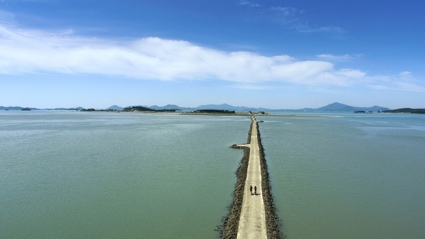 간조 때 잠시 드러나는 전남 신안군의 증도~화도 노두길 모습. 해양교통안전공단(KOMSA)은 전국 노두길의 위치와 이용 가능 시간 정보를 카카오맵 지도 서비스에 반영해 탐방객의 안전을 높이고 지역 관광 활성화에 이바지할 예정이다. 사진 출처: 신안군. KOMSA 제공