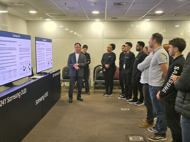 지난달 브라질 상파울루에서 열린 ‘2025 중남미 VD 세미나’에서 참석자들이 삼성전자 올레드TV의 화질 기술을 살펴보고 있다.삼성전자 제공