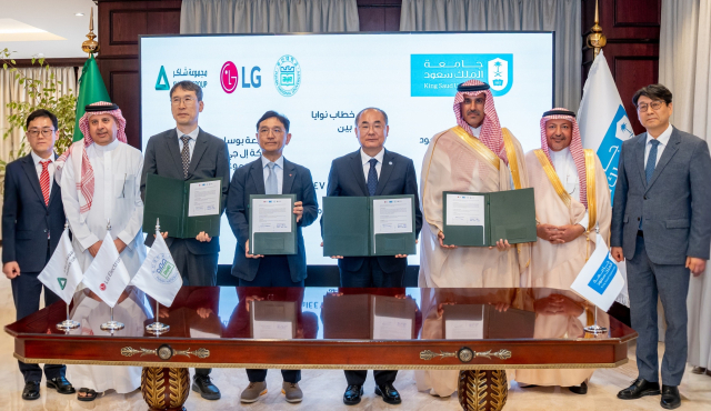 LG전자가 3일(현지시간) 사우디아라비아 리야드에서 부산대, 킹사우드대, 셰이커 그룹과 함께 혹서지 환경에 최적화된 HVAC 기술 공동 연구를 진행하기로 협의했다. LG전자 진심원(왼쪽 네번째) ES선행연구담당과 부산대 최재원(왼쪽 다섯번째) 총장, 셰이크그룹, 킹사우드대 관계자들이 공동연구에 서명한뒤 포즈를 취하고 있다.LG전자 제공