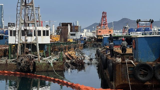 2023년 11월 부산 영도구 봉래동 물양장에 장기 계류한 선박 중 한 척이 침몰한 모습. 부산일보DB