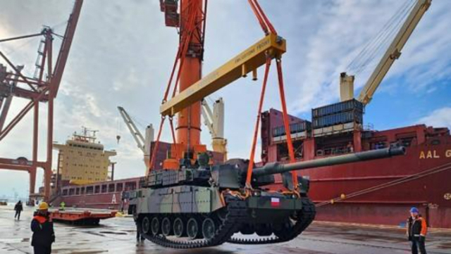 폴란드 그드니아 항구에 도착한 K2 전차. 현대로템 제공. 연합뉴스