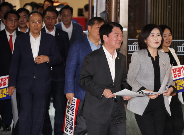 국민의힘 혁신위원장으로 내정된 안철수 의원(오른쪽 세번째)이 본회의가 열리고 있는 3일 서울 여의도 국회 로텐더홀에서 김민석 국무총리 후보자 임명동의안 등을 규탄하기 위해 동료 의원들과 이동하고 있다. 연합뉴스