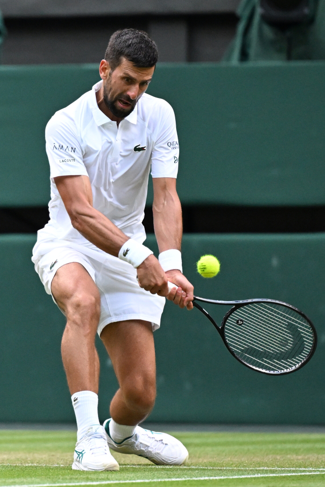 노바크 조코비치가 6일(한국 시간) 영국 런던에서 열린 윔블던 테니스 대회 6일째 남자 단식 3회전에서 미오미르 케츠마노비치에게 백핸드 공격을 하고 있다. 신화연합뉴스
