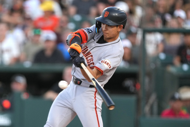 샌프란시스코 자이언츠 이정후가 6일(한국 시간) 미프로야구 메이저리그 애슬레틱스전에서 3회 중전 안타를 쳐내고 있다. 이메인이미지·연합뉴스