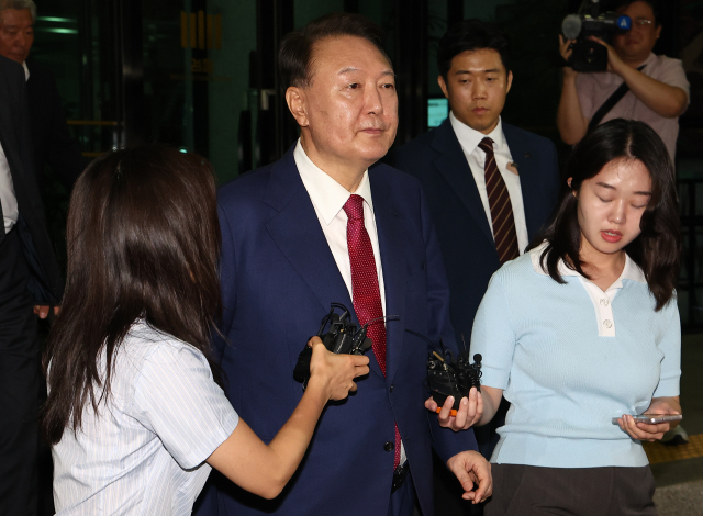 윤석열 전 대통령이 5일 내란 특검 2차 조사를 마치고 조은석 특별검사팀 사무실이 있는 서울 서초구 서울고검을 나서고 있다. 연합뉴스