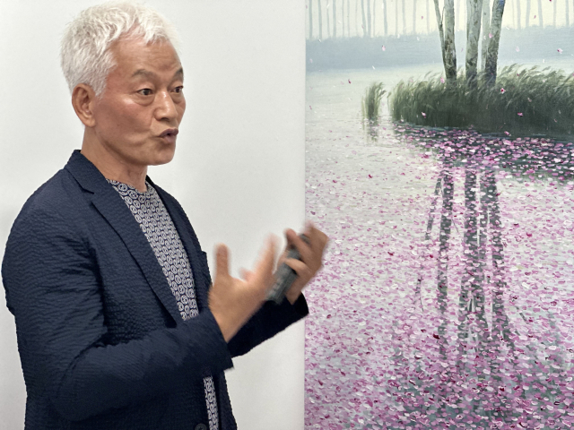 이웰갤러리에서 만난 서양화가 장태묵 계명대 교수. 김은영 기자