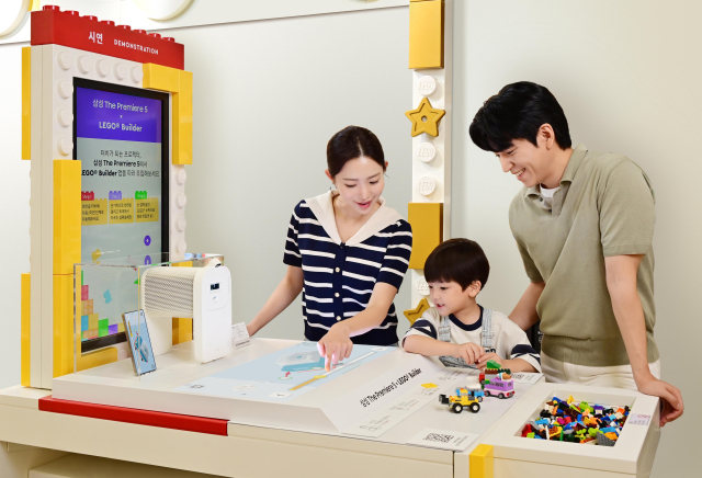 한 가족이 레고스토어에 마련되 ‘더 프리미어 5’ 체험 공간에서 레고 브릭 조립을 체험하고 있다.삼성전자 제공