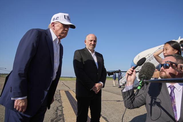 6일(현지 시간) 미국 뉴저지주 모리스타운 공항에서 도널드 트럼프(왼쪽) 미국 대통령이 대통령 전용기 에어포스원에 탑승하기 전 기자들의 질문을 듣기 위해 귀를 기울이고 있다. AP연합뉴스