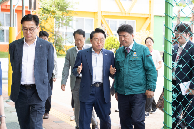 안병길(앞줄 왼쪽 두 번째) 한국해양진흥공사 사장이 오은택(앞줄 왼쪽 세 번째) 부산 남구청장과 함께 완공된 ‘안전 바다로 1길’ 조성 상태를 점검하고 있다. 해양진흥공사 제공
