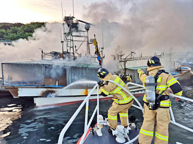 7일 오전 5시 30분께 거제시 장승포항에 계류된 부산 선적 6t급 어선에서 불이나 해양경찰과 소방이 합동 진화 작업을 벌였다. 통영해양경찰서 제공