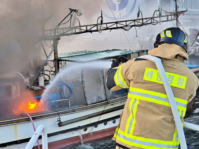 7일 오전 5시 30분께 거제시 장승포항에 계류된 부산 선적 6t급 어선에서 불이나 해양경찰과 소방이 합동 진화 작업을 벌였다. 통영해양경찰서 제공