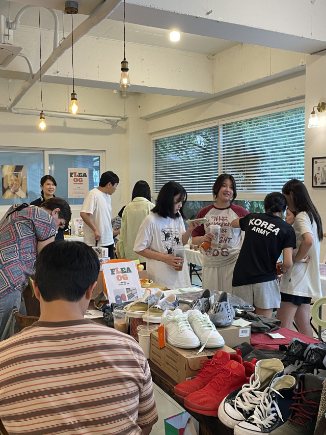 경남 김해시가 지난달 21일 청년어울림센터(Station-G)와 함께 율하카페거리에서 ‘청년 플리마켓 FLEA-LOG’를 열었다. 김해시 제공