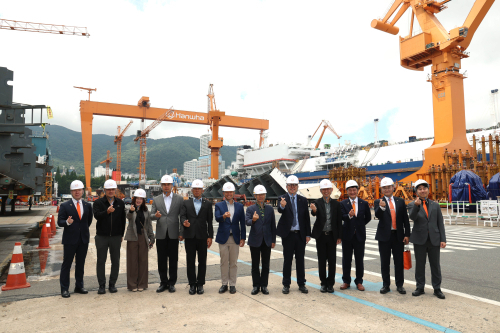 대한민국 해군 초청으로 방한한 태국 해군 대표단이 지난달 25일 한화오션 거제 사업장에 방문, 기념 촬영하고 있다. 한화오션 제공