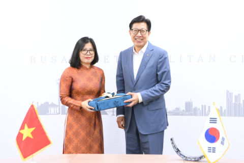 [왼쪽부터] 도안 프엉 란(Doan Phuong Lan) 신임 주부산 베트남 총영사, 박형준 부산광역시장