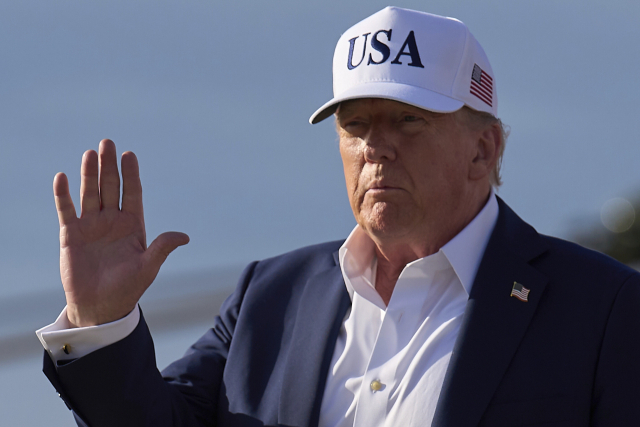 6일(현지 시간) 도널드 트럼프 미국 대통령이 뉴저지주에서 주말을 보낸 뒤 워싱턴 DC 백악관으로 돌아오는 길에 대통령 전용기인 에어포스원에서 내려 손을 흔들고 있다. AP연합뉴스