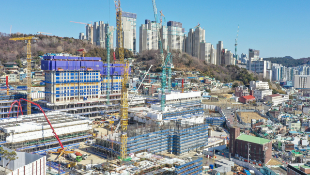 부산의 아파트 건설 현장 전경. 김종진 기자 kjj1761@