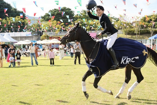 한국마사회와 대한승마협회는 ‘제53회 한일승마대회’가 오는 7월 10일부터 13일까지 한국마사회 과천 실내승마경기장에서 열린다고 7일 밝혔다. 한국마사회 제공