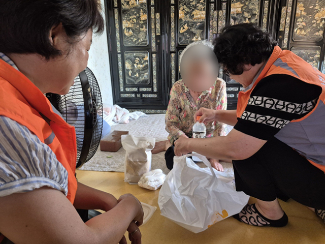 경남 사천시 종합사회복지관과 천사회가 7일 무더위에 취약한 재가복지 대상자 50세대를 찾아 미숫가루와 가래떡을 제공하고 있다. 사천시 제공