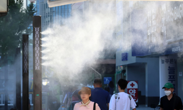 폭염이 이어지면서 온열질환자 증가가 우려된다. 7일 부산 동구 도시철도 부산진역 앞에 설치된 쿨링포그가 도심 열기를 식히고 있다. 김종진 기자 kjj1761@