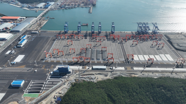 2023년 10월, 국내 최초 완전자동화 항만인 ‘부산항 신항 서컨테이너부두(서‘컨’) 2-5단계’ 전경. 해수부 제공