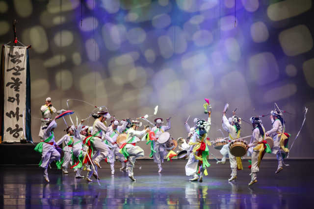 남산놀이마당이 지난해 ‘WAVES of 우주(COSMOS)’ 공연을 펼치고 있다. 남산놀이마당 제공.