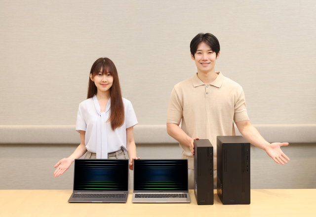 삼성전자 모델들이 삼성스토어 청담에서 ‘갤럭시 북5’와 2025년형 ‘삼성 데스크탑’ 라인업을 소개하고 있다. 삼성전자 제공