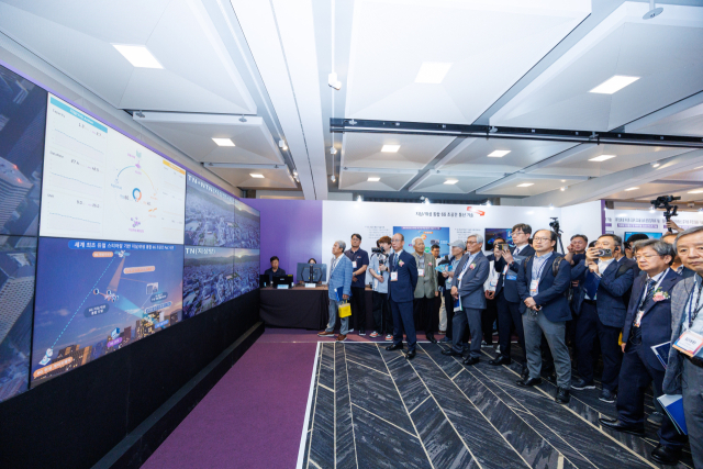 지난 ‘ETRI 컨퍼런스 2025’ 전시장에서 관람객들이 지상-위성 통합 6G(6세대 이동통신) 초공간 통신 기술 시연을 관람하는 모습. ETRI 제공