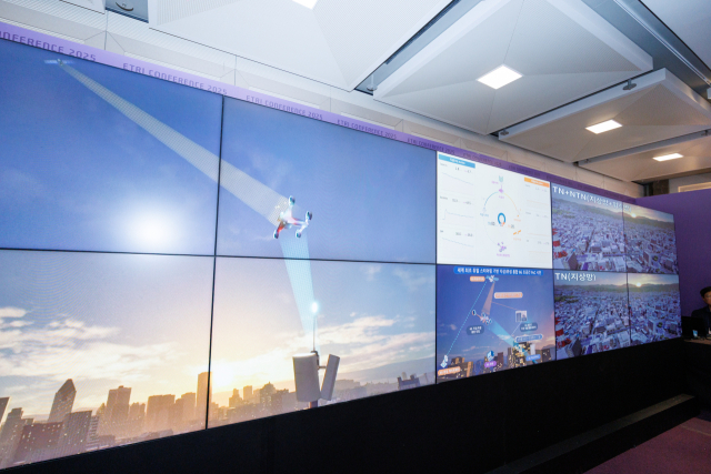 ETRI 연구진이 지난 ‘ETRI 컨퍼런스 2025’ 전시장에서 지상-위성 통합 6G(6세대 이동통신) 초공간 통신 기술을 시연하는 모습. ETRI 제공