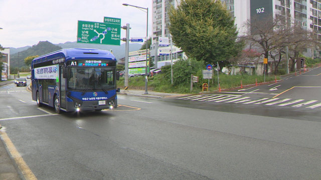 경남 하동군 자율주행버스 모습. 지난 1월 정식 운행 이후 6개월간 이용객이 63% 증가했다. 김현우 기자