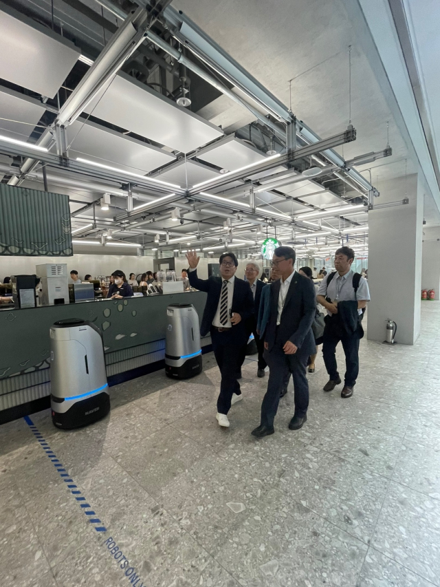 경남도 관계자들이 8일 오후 네이버 AI연구소 내부를 답사하고 있다. 경남도 제공