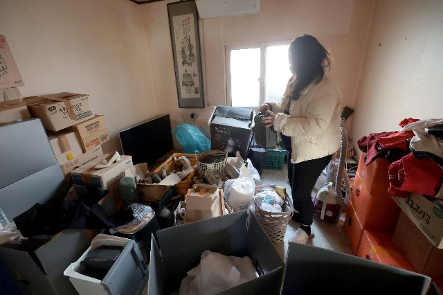 부산진구에서 전국 최초로 영 케어러(가족 돌봄 아동·청소년), 고립청년 등 위기 상황에 놓인 아동·청년을 지원하기 위한 조례가 제정됐다. 사진은 부산의 한 영 케어러가 아버지가 사용하던 방을 정리하는 모습. 부산일보DB