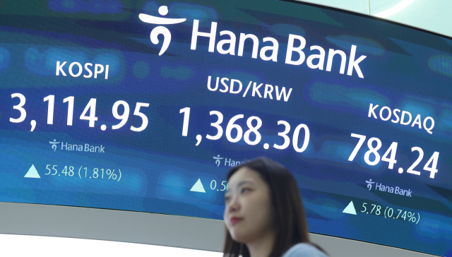 코스피가 3110대로 장을 마감한 8일 서울 중구 하나은행 본점 딜링룸에 코스피·코스닥지수·환율이 표시돼 있다. 연합뉴스