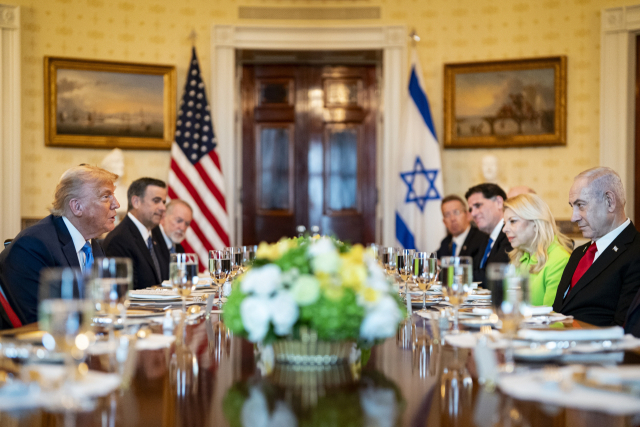 7일(현지 시간) 미국 워싱턴 DC 백악관 블루룸에서 도널드 트럼프(왼쪽) 미국 대통령이 베냐민 네타냐후(오른쪽) 이스라엘 총리와 만찬에 앞서 대화하고 있다. EPA연합뉴스