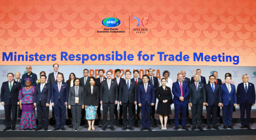 지난 5월 15일 제주 서귀포시 제주국제컨벤션센터에서 열린 ‘APEC 2025 통상장관회의’ 개회식에서 정인교 당시 산업통상자원부 통상교섭본부장이 제이미슨 그리어 미국 무역대표부(USTR) 대표, 리청강 중국 상무부 국제무역담판대표 겸 부부장 등 참석자들과 기념촬영하고 있다. 산업부 제공