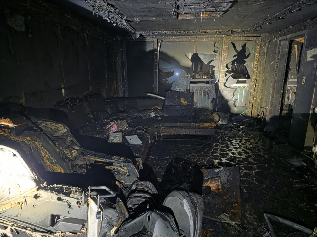 지난 2일 부산 기장군의 한 아파트에서 거실 스탠드형 에어컨이 연결된 멀티탭에서 발화한 것으로 추정되는 불이 나 어린 자매가 숨졌다. 김종진 기자 kjj1761@