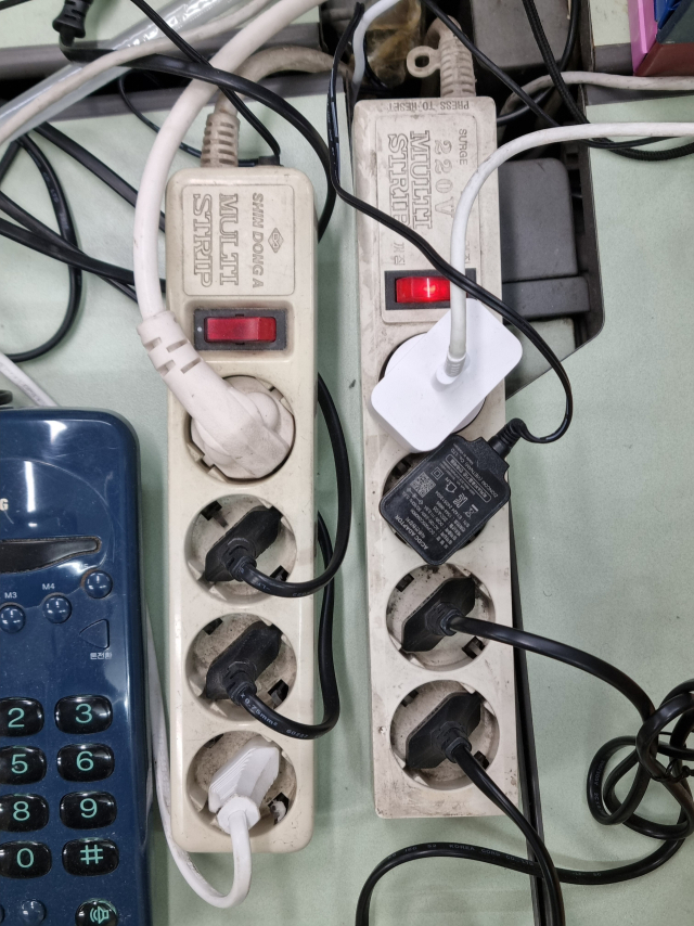 여러 플러그가 꽂혀있는 멀티탭. 김종진 기자 kjj1761@