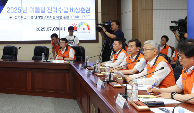 훈련을 주재하는 김동철 한국전력 사장(오른쪽 두 번째). 한전 제공