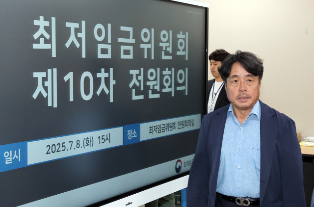 최저임금위원회 공익위원 간사인 권순원 숙명여대 교수가 8일 정부세종청사에서 열린 최저임금위원회 제10차 전원회의에 입장하고 있다. 연합뉴스