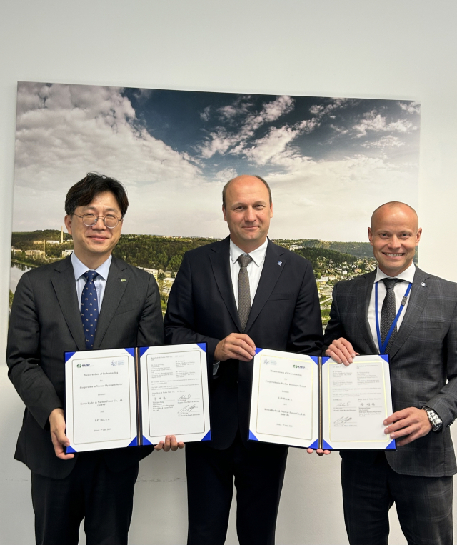 한수원이 지난 7일(현지시간) 체코 국영 연구기관인 유제이브이-레즈와 원자력 청정수소 기반연구에 대한 MOU를 체결했다. 한수원 제공